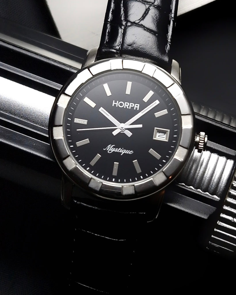 Women's 34mm analog quartz watch with leather strap