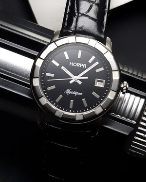 Women's 34mm analog quartz watch with leather strap